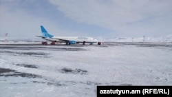 Самолет авиакомпании «Победа» в аэропорту Гюмри