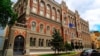 Нацбанк дозволив банкам продавати більше валюти населенню
