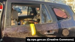 За даними слідства, на момент вибуху посадовець разом із дружиною був у салоні автомобіля