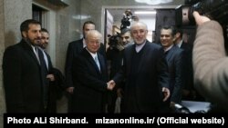 یوکیو آمانو، مدیرکل آژانس بین‌المللی انرژی اتمی و علی‌اکبر صالحی رئیس سازمان انرژی اتمی ایران