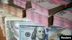 Національний банк України опівдні встановив довідкове значення курсу 24 гривні 51 копійка за долар, це на одну копійку більше за офіційний курс на 11 листопада