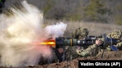 Український військовослужбовець стріляє зі шведсько-британської протитанкової керованої ракети NLAW під час вишколу в Донецькій області, 15 лютого 2022 року