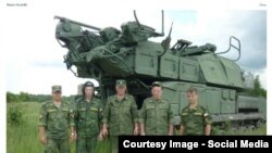 Російські солдати на тлі установки «Бук» – ілюстрація з розслідування Bellingcat