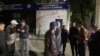Люди, собравшиеся у департамента полиции Алматы, чтобы поддержать задержанных активистов. 29 сентября 2024 года