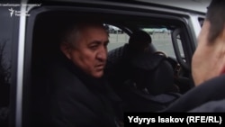 Жалил Атамбаев «Азаттыктын» кабарчысы Ыдырыс Исаковдун суроолоруна жооп берип жаткан учур. 