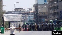 یک معترض سوری در برابر سربازان رژیم بشار اسد.