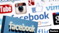 Логотип Facebook'a на фоне логотипов других социальных сетей.