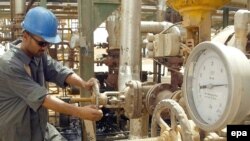 پيشگويی های کنونی بر سر پيشروی بهای طلای سياه به سوی هر بشکه ۱۵۰ دلار تا پايان سال جاری ميلادی و دويست دلار در دو سال آينده استوار است. (عکس از epa)