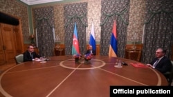 Министры иностранных дел России, Армении и Азербайджана - Сергей Лавров (в центре), Зограб Мнацаканян (справа) и Джейхун Байрамов, Москва, 9 октября 2020 г. 