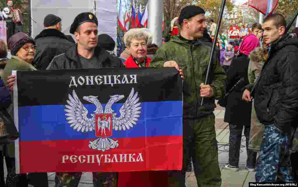 На мітингу були присутні люди з прапорами угруповання &laquo;ДНР&raquo;, яка в Україні визнана терористичною організацією 