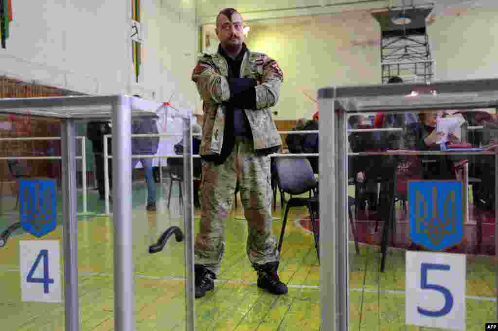 Спостерігач від &laquo;Правого сектора&raquo; під час виборів у Маріуполі.​29 листопада місцеві вибори проходили&nbsp;у Маріуполі та Красноармійську. Через проблеми з бюлетенями у день місцевих виборів 25 жовтня голосування у цих містах Донеччини не відбулося. Маріуполь, 29 листопада 2015 року
