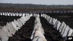 Ілюстраційне фото. Протитанкова система, відома як «зуби дракона», на кордоні з Росією в Харківській області, квітень 2024 року