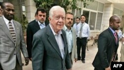 جیمی کارتر در حال ترک ساختمانی در رام الله (عکس از AFP)